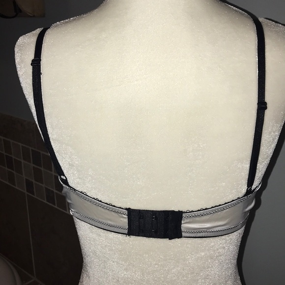 Black lace and white bra - Picture 2 of 3